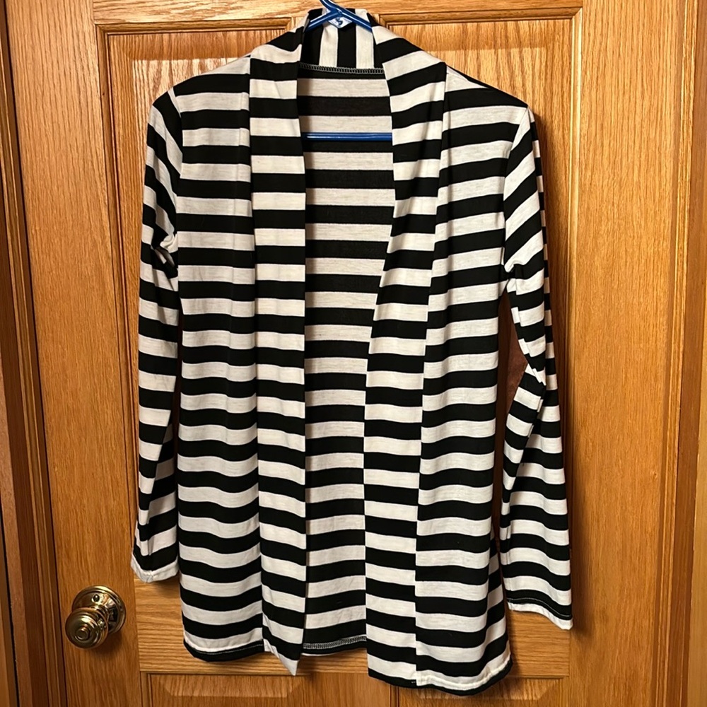 Women’s M unbranded black & white striped open front top